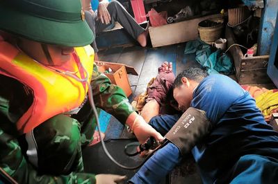 Đồn Biên phòng Nhật Lệ khẩn trương cứu nạn thuyền viên bị thương nặng trên biển
