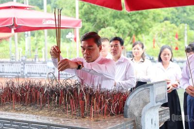 Ban Thường trực và Cơ quan Ủy ban MTTQ Việt Nam tỉnh Tuyên Quang dâng hương nhân kỷ niệm 138 năm ngày sinh Chủ tịch Tôn Đức Thắng