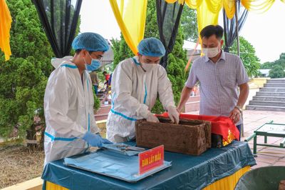 Lấy mẫu hài cốt liệt sĩ chưa xác định danh tính tại xã Đại Phúc