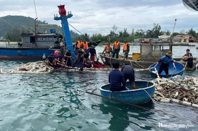 Cứu hộ tàu cá của ngư dân gặp nạn tại cửa biển Tư Hiền