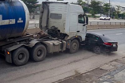 Tránh xe nhập làn, xe bồn húc ô tô con xoay ngang