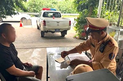 Phú Thọ: Xử lý lái xe làm rơi vãi lượng lớn cát xây dựng xuống đường