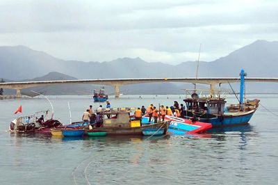 Huế: Kịp thời cứu hộ tàu cá bị chìm ở cửa biển Tư Hiền