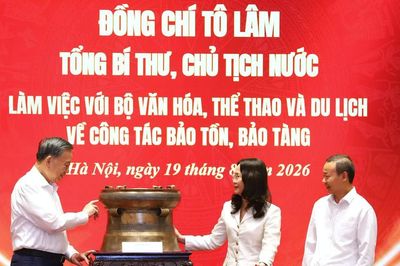 Bộ Văn hóa, Thể thao và Du lịch trao tặng quà tới Tổng Bí thư, Chủ tịch nước Tô Lâm
