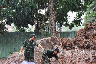 TP. Hồ Chí Minh: Dầm mưa tiếp tục tìm kiếm, quy tập hài cốt liệt sĩ