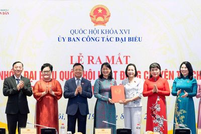 Phó Chủ tịch Quốc hội Nguyễn Thị Thanh dự Lễ ra mắt Nhóm ĐBQH hoạt động chuyên trách ở địa phương