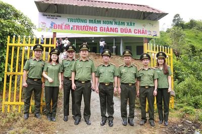 Cục Ngoại tuyến bàn giao điểm trường Giàng Dúa Chải đúng dịp 19/8