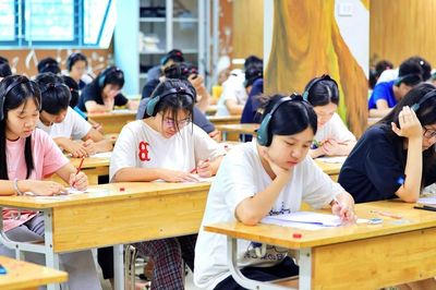 Bỏ môn thứ 3 thi lớp 10: Học ngoại ngữ để hội nhập hay chỉ để ứng thí?