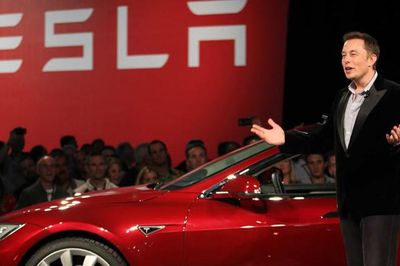 Elon Musk nhận thù lao gấp 2,5 triệu lần nhân viên Tesla: Công ty đang đặt cược AI và robot thay vì xe điện?