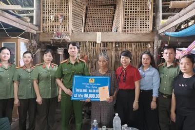 Trao kinh phí hỗ trợ xây dựng 'Nhà ba nhất - Mái ấm biên cương' cho hộ nghèo tại xã Bế Văn Đàn