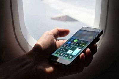 Vì sao phải bật chế độ máy bay khi đi máy bay? Sự thật không phải ai cũng biết