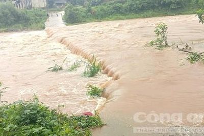 Cầu tràn Đắk Ák tiếp tục ngập sâu chia cắt 2 thôn, di dời người dân khỏi khu vực sạt lở