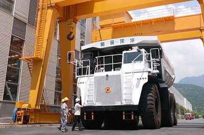 Xe tải khai mỏ thuần điện lớn nhất Trung Quốc: Nặng 350 tấn, pin 1.400 kWh