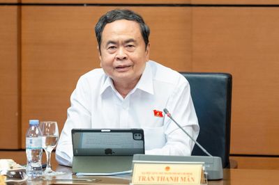 Chủ tịch Quốc hội: Bỏ xin phép nhiều tầng nấc để gỡ vướng vốn mục tiêu quốc gia