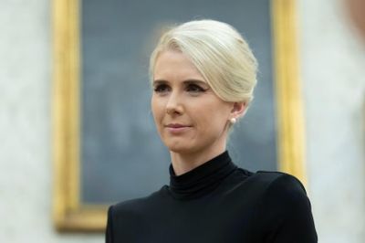 Đổi máy bay tránh âm mưu ám sát ông Trump, nữ trợ lý thành tâm điểm