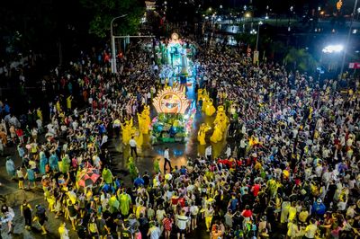 Người dân xứ Nghệ che ô, mặc áo mưa 'cháy' hết mình cùng đại tiệc Carnival