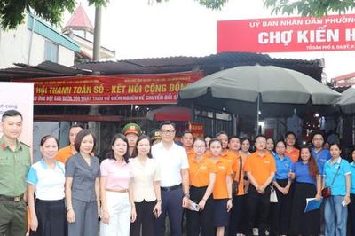 Phường Kiến Hưng nỗ lực giúp tiểu thương tự tin sử dụng các tiện ích số