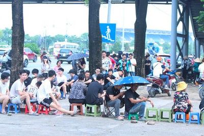 Người dân xếp hàng dài mua vé 'tiếp lửa' cho tuyển Việt Nam