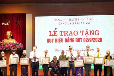 Gia Lâm: 168 đảng viên được trao tặng Huy hiệu Đảng đợt 2-9