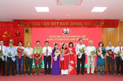 Phường Khương Đình: Hơn 300 đảng viên được trao tặng Huy hiệu Đảng đợt 2-9