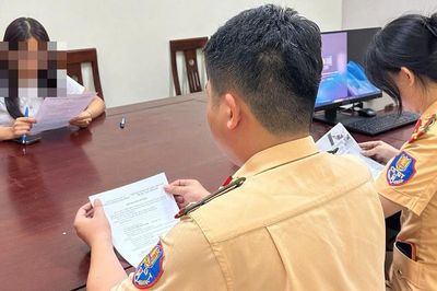 Bình luận chuyện 'bao đậu' thi lái xe, người phụ nữ bị phạt hơn 13 triệu đồng