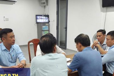 Xử phạt chủ thuyền rồng ở Huế sau clip ghi lại cảnh xả rác xuống sông Hương