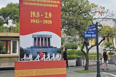 Hà Nội rực rỡ cờ hoa chào mừng Cách mạng Tháng Tám và Quốc khánh 2/9