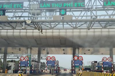 VETC xin lỗi chủ xe và tạm dừng không thu phí từ tài khoản giao thông