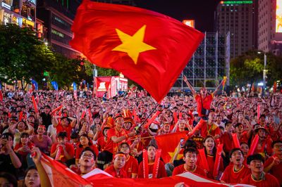 Phố đi bộ Nguyễn Huệ hóa 'chảo lửa' sau chiến thắng của tuyển Việt Nam
