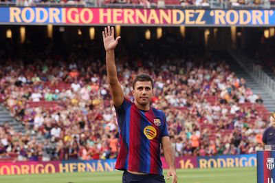 Rodri chưa đá trận chính thức nào đã thành thần tượng mới ở Barca