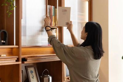 Người trẻ mua sách theo mét để trang trí nhà