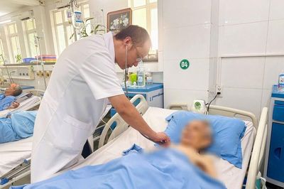 Cụ bà 91 tuổi mang nhóm máu hiếm vượt cửa tử sau hơn 4 giờ phẫu thuật
