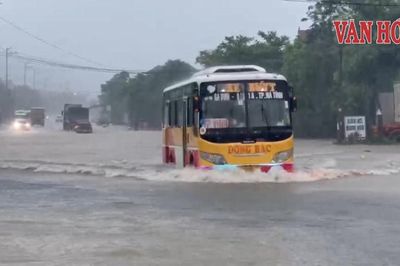 Đường ngập sâu, nhiều phương tiện chết máy tại Hà Tĩnh