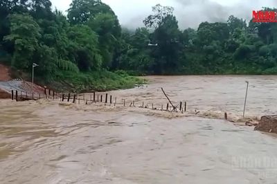 [Video] Nước lũ nhấn chìm cầu tràn, 5 bản ở Nghệ An bị chia cắt