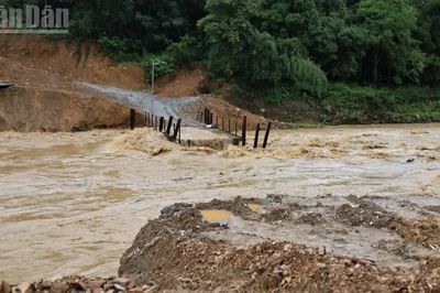 Nghệ An: Hơn 300 hộ dân bị cô lập do cầu tạm bị nước lũ cuốn trôi