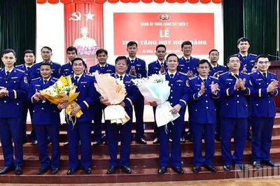 Đảng ủy Vùng Cảnh sát biển 2 trao tặng Huy hiệu Đảng