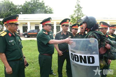 Trung tướng Nguyễn Bá Lực kiểm tra sẵn sàng chiến đấu tại Bộ CHQS tỉnh Quảng Ngãi