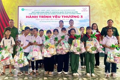 'Hành trình yêu thương 3' trao 400 suất quà tặng học sinh xã Phiêng Khoài (tỉnh Sơn La)