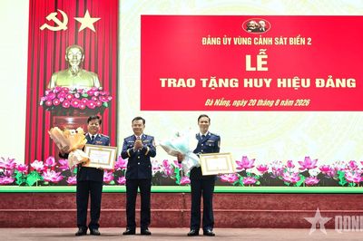 Đảng ủy Vùng Cảnh sát biển 2 trao tặng Huy hiệu 35 năm và 30 năm tuổi Đảng