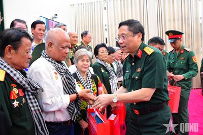 Bộ Quốc phòng gặp mặt, tặng quà 82 đại biểu người có công TP Hồ Chí Minh
