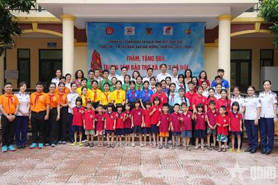 Cảnh sát biển tặng quà trẻ em có hoàn cảnh khó khăn tại Hà Nội