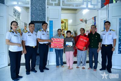 Lữ đoàn 171 (Vùng 2 Hải quân) trao quà tặng con ngư dân có hoàn cảnh đặc biệt khó khăn