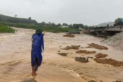 Nghệ An: Mưa lớn cuốn trôi đường tạm, gây ngập lụt, chia cắt cục bộ