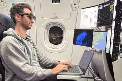 Laptop không màn hình, đeo kính là có 'màn 100 inch'