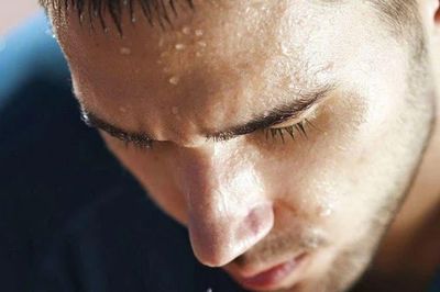 Ra mồ hôi nhiều lúc ngủ có phải bệnh không?