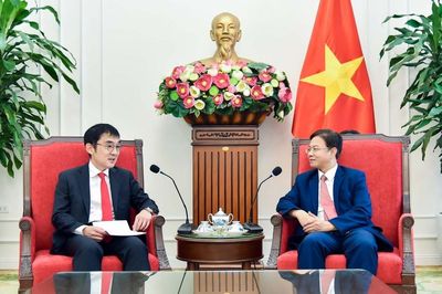 Thứ trưởng Ngoại giao Ngô Lê Văn tiếp Chủ tịch Viện Nghiên cứu Kinh tế ASEAN - Đông Á (ERIA)