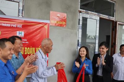 Bàn giao nhà đại đoàn kết cho hộ cận nghèo ở Huế