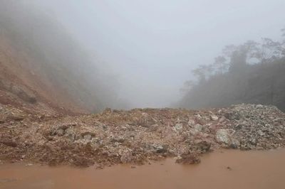 Mưa lớn gây sạt lở, chia cắt đường tránh đèo Văn Rơi