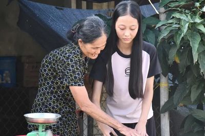 Cô bé mồ côi lớn lên từ những rổ ốc bươu, trở thành thủ khoa đại học