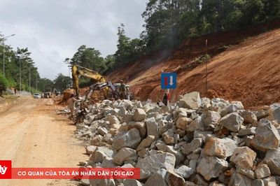 Khẩn trương thi công khắc phục các điểm sạt lở trên Quốc lộ 24